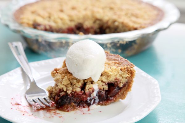 gluten free cherry crumb pie